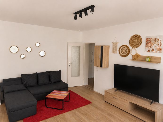 Möblierte 2 Zimmerwohnung mit Balkon in Neu Isenburg zentral – Wohnzimmer