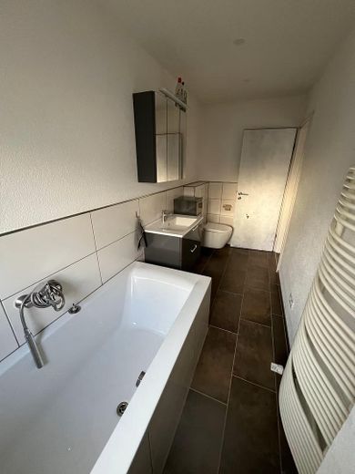 Modernize edilmiş müstakil ev | 196 m² yaşam alanı | 1.382 m² arsa | hemen taşınmaya hazır – Bad mit Badewanne