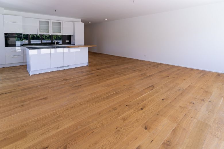 Exklusive 4,5-Zimmer-Wohnung 2 Balkone und EBK – Wohnzimmer