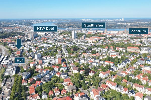 Prime location at Rostock Central Station: Modern office space of approx. 250 m² on the raised ground floor