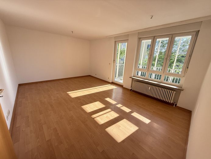 Moderno appartamento di 2 locali a Dresda-Weißig – arredato possibile | 57 m² | Balcone | Ristrutturazione – Zimmer 1 mit Balkon