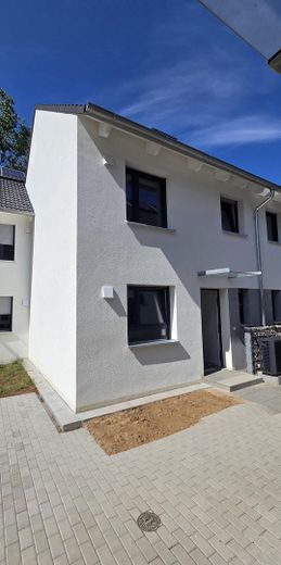 Derede yaşamak - bahçeli ve yeşilliğe bakan aile için modern yeni yapım sıra evi – Hausansicht Süd