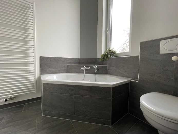 frisch renovierte, neuwertige DHH, einziehen und wohlfühlen – Eckbadewanne