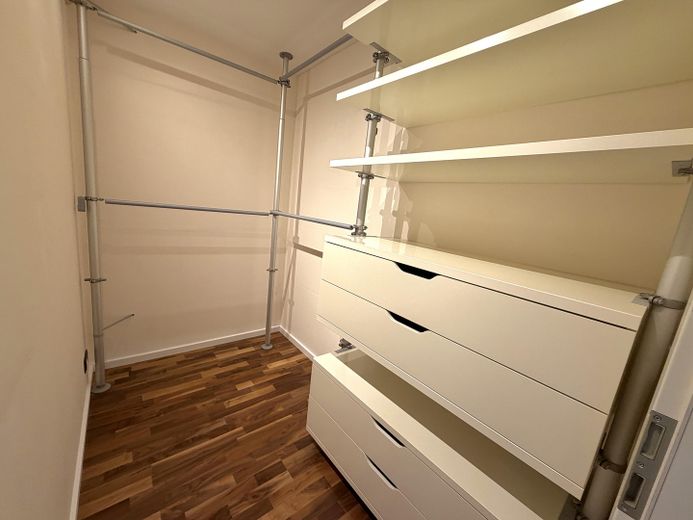 Piso split-level de alta calidad con carácter de casa en una ubicación privilegiada de Junkersdorf – Begehbarer Kleiderschrank EG