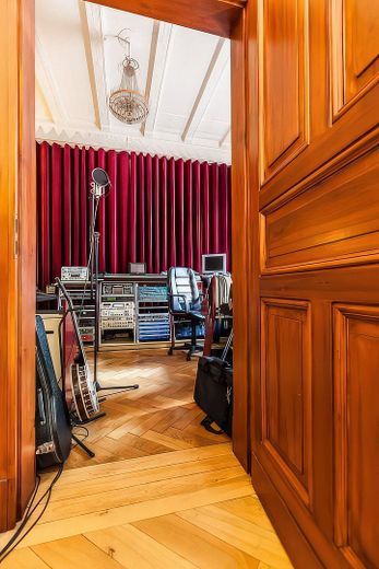 Düsseldorf'ta 2 balkonlu ve ankastre mutfaklı, özel ve hayranlık uyandıran 5 odalı eski bina dairesi – Blick in´s Studio