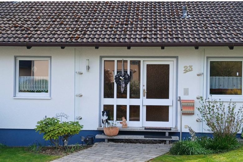 PROVISIONSFREI - Großer, charmanter  Bungalow mit Untergeschoß - keine Renovierungen, nur einziehen! – Haustüre mit hochwert.Windfang