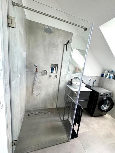 Exklusive 2-Zimmer Dachgeschosswohnung für Singles oder Paare – Bodenebene Dusche