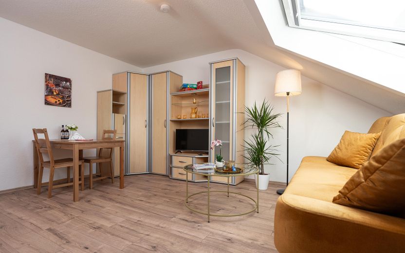 Wohnzimmer mit Schlafsofa