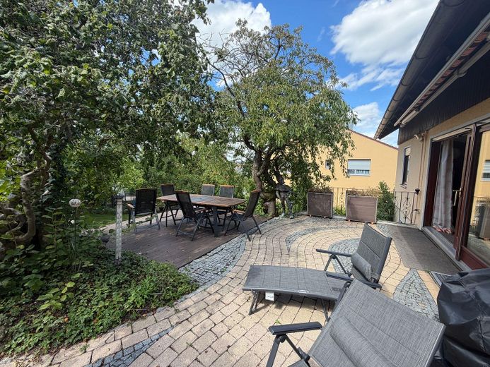 Haus (EFH auf 1052m² Grund) separater ELW auf traumhaften Grundstück, Doppelgar., Baumh. & Seilbahn – Blick auf Terrasse