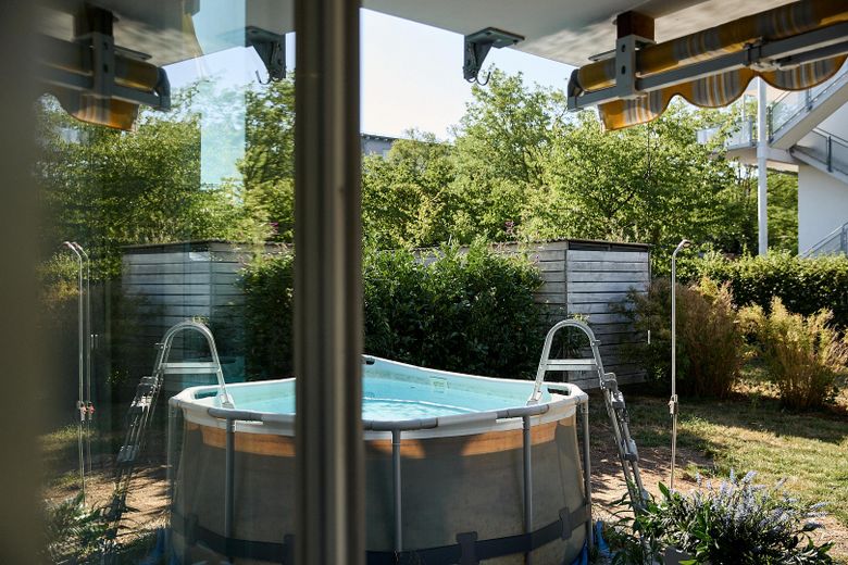 Highlight im Röthelheimpark - bezugsbereit, 4 Zimmer, großer Garten mit Pool – Blick in die Poolecke