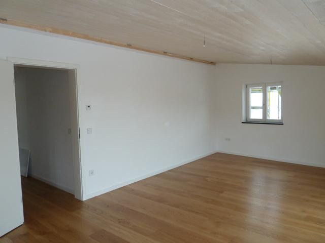 Particolare appartamento penthouse di 5 locali con balcone nel centro storico di Bad Tölz – Wohnzimmer