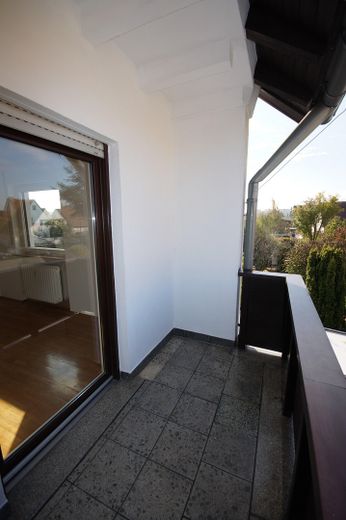 Appartement calme de 3 pièces au 1er étage d’une maison de 3 logements, balcon, cave, garage éventuellement – Balkon