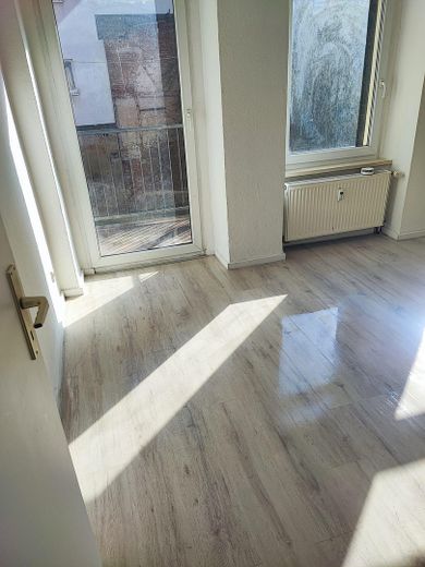 Neu renovierte 2-Zimmerwohnung mit Balkon zu vermieten – Wohnzimmer