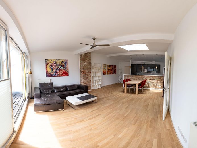 Elegante hochwertige DG-Wohnung nahe Kollwitzplatz – Wohnbereich Panorama