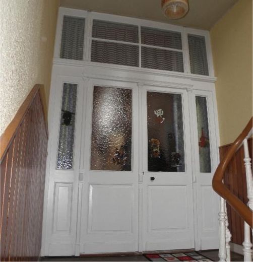 Großzügige Wohnung mit Hinterhof-Terrasse in Bahnhofsnähe – Wohnungseingang