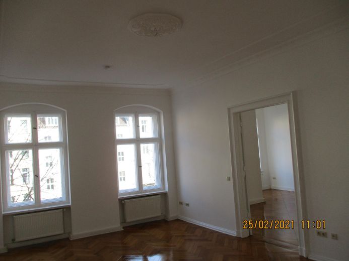 Wunderschöne große 5 Zimmer Altbauwohnung in zentraler Lage – 2 Straßenzimmer