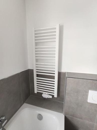 Reihenmittelhaus mit Garten, Garage und zusätzlichem Stellplatz – Bad mit Badewanne und Dusche Bild 5