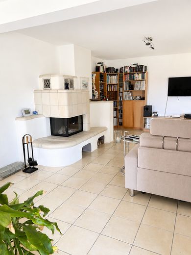 Viel Raum. Viel Privatsphäre. Viel Lebensqualität - schönes Einfamilienhaus in Herdwangen-Schönach – Wohnzimmer mit Kachelkamin