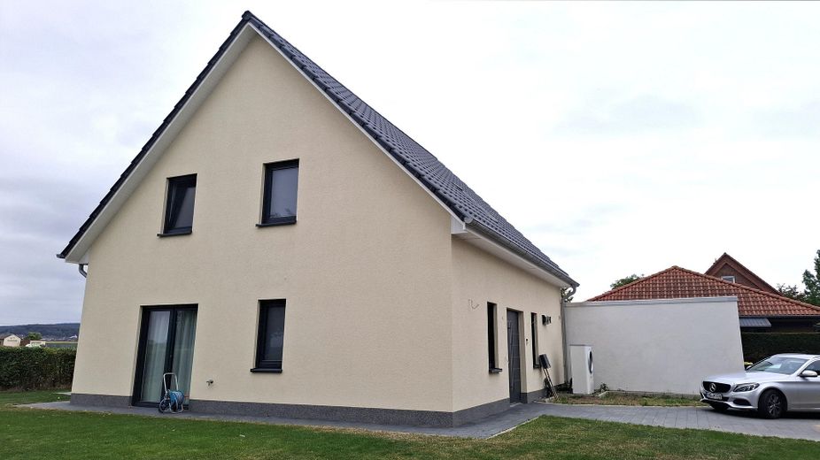 neuwertiges Einfamilienhaus mit der Doppelgarage – OStseite