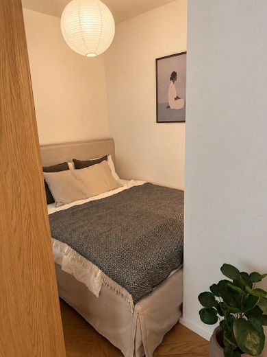 Apartamento de 1 habitación totalmente renovado cerca de Kantstraße: disponible y completamente amueblado – Schlafbereich
