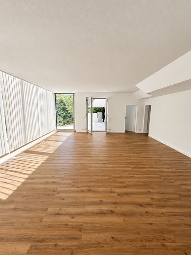 Spacious garden apartment with an exceptional living area, terrace, and direct views of greenery – Zugang zu Zimmern