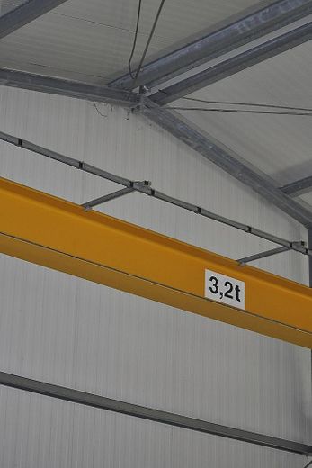 Produktionshalle / Kran