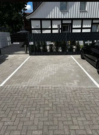 Posti auto nel centro città con richiesta per possibilità di ricarica E – Behinderten-Parkplatz