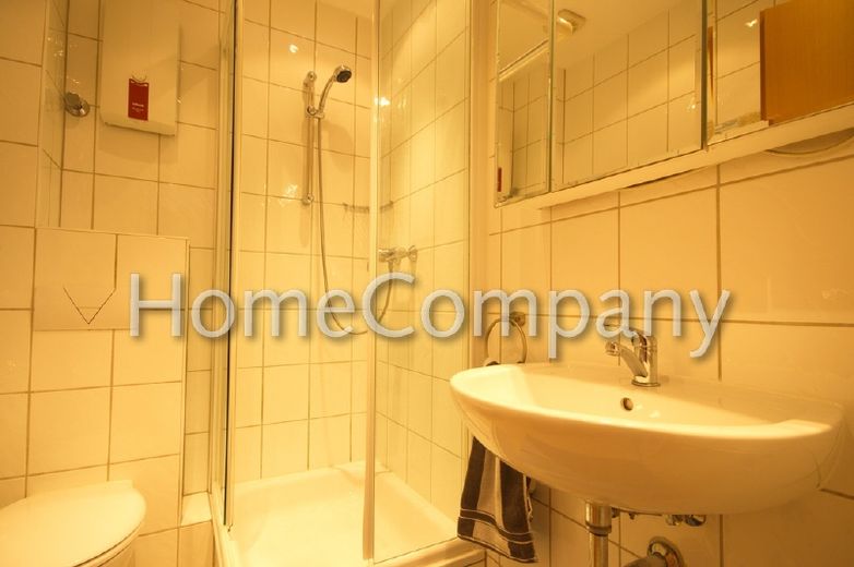شقة مفروشة بشكل جميل جدًا مع شرفة في مبنى سكني متعدد العائلات بحالة جيدة، شمال الـ CIty – 6580a124ce019c7286b5629a23510ca6ac88b8bc.jpg