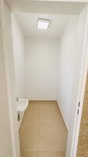 Casa unifamiliare modernizzata con 187 m² di superficie abitabile, 6 locali, garage e giardino, senza intermediario – Garderobe Regale mit KI 