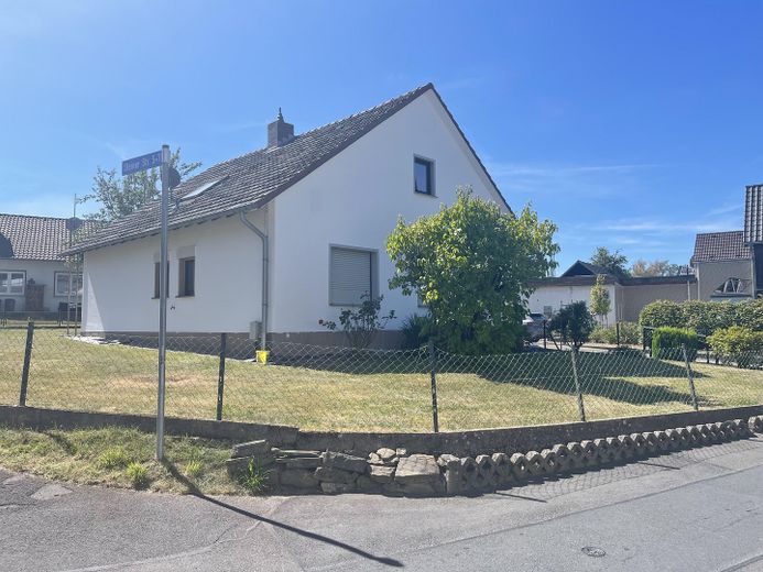 Seelscheid, Einfamilienhaus zentrale Lage – Straßenansicht