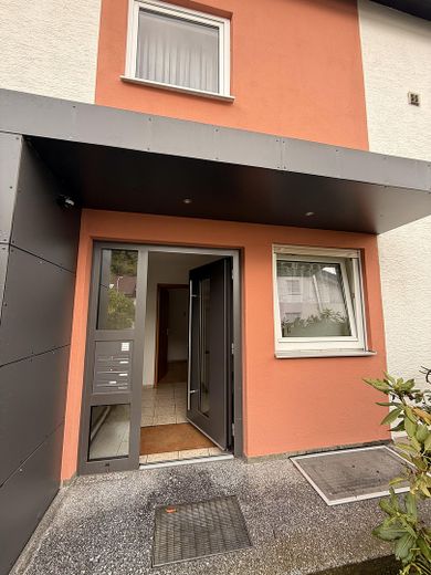Provisionsfreies Dreifamilienhaus mit attraktiven Extras – Hauseingang
