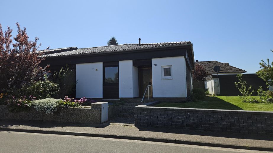 Hausfront mit Garage