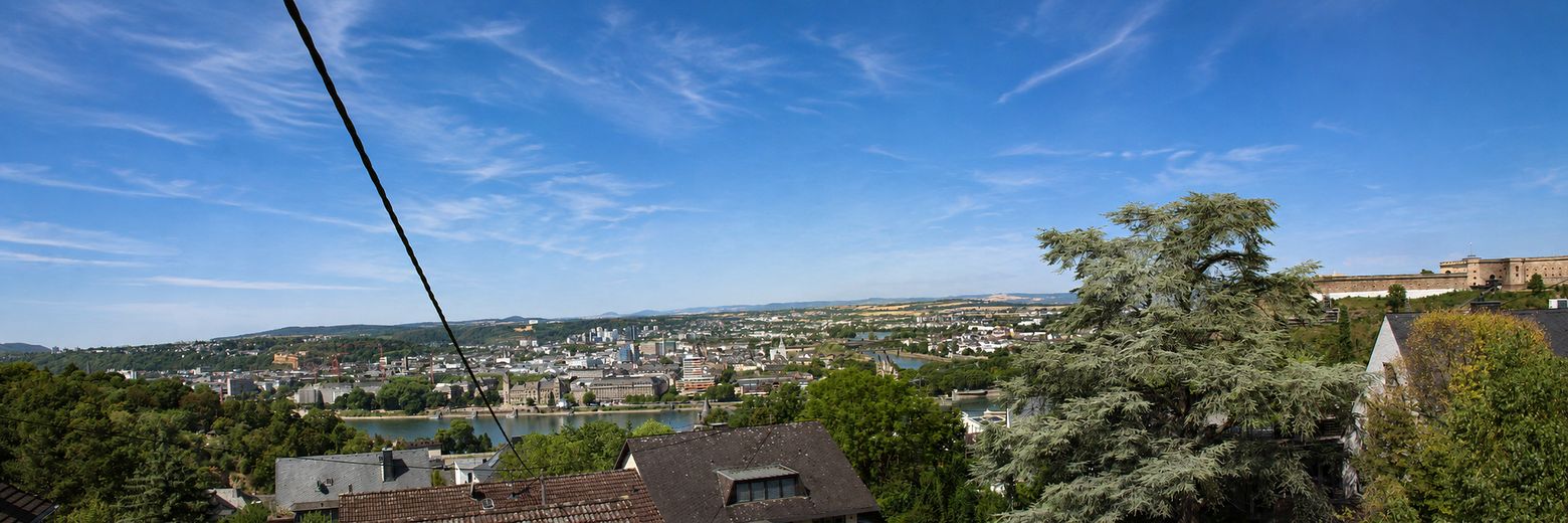 Affascinante villa su un ampio terreno divisibile, con alberi secolari e posizione elevata senza possibilità di edificazione antistante – Blick bis in die Eifel