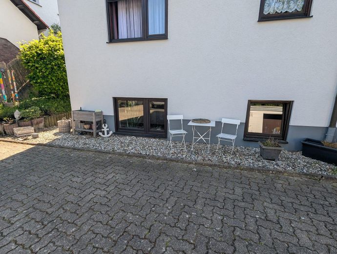 links Wohnzimmer  rechts Küche