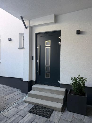 5-Room Maisonette Apartment Across Three Living Levels – Fully Renovated, with Fitted Kitchen & 2 Bathrooms – Hauseingang