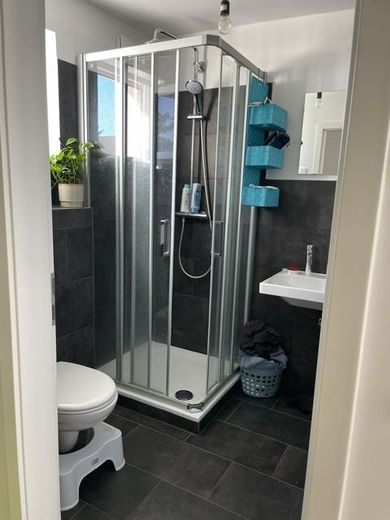 BN-Friesdorf Nähe HARIBO: helles 1-Zi-Apartment, Pantryküche, Tageslichtbad, Fußbodenheizung etc. – Duschbad Originalfoto