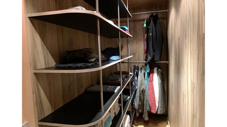 Begehbarer Schrank