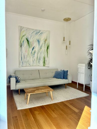 Provisionsfrei - wunderschöne, vermietete Altbauwohnung m. 3 Zimmern, heller Wohnküche, Balkon – Wohnzimmer