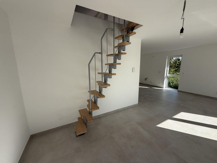 Primera ocupación exclusiva de obra nueva – Elegante vivienda dúplex de 3 habitaciones – Treppe nach oben