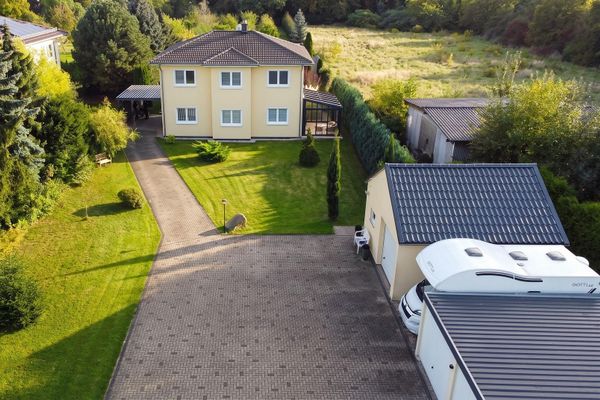 Su sur privado al sur de Leipzig: villa urbana en una parcela de 3.283 m² con jardín de invierno y bañera de hidromasaje – sin comisión