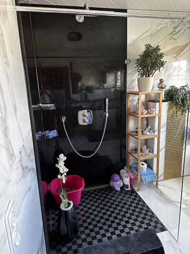 Gepflegtes Einfamilienhaus mit Weitblick und Pool in Kollau – Dusche Hauptbad