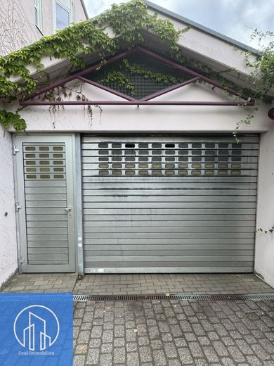Familienfreundliche 3,5-Zimmer-Wohnung mit West-Loggia, EBK &amp; Tiefgaragenstellplatz – Garageneingang