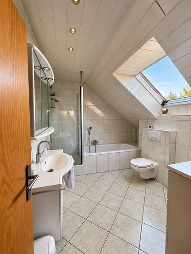 Detached single-family house with garden, balcony and parking space  commission-free – Tageslichtbad mit Wanne und Du