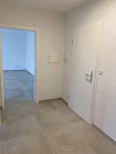 Investimento immobiliare lungimirante - Luminoso appartamento con 2 locali, balcone, ascensore e garage a Siegburg – Flur