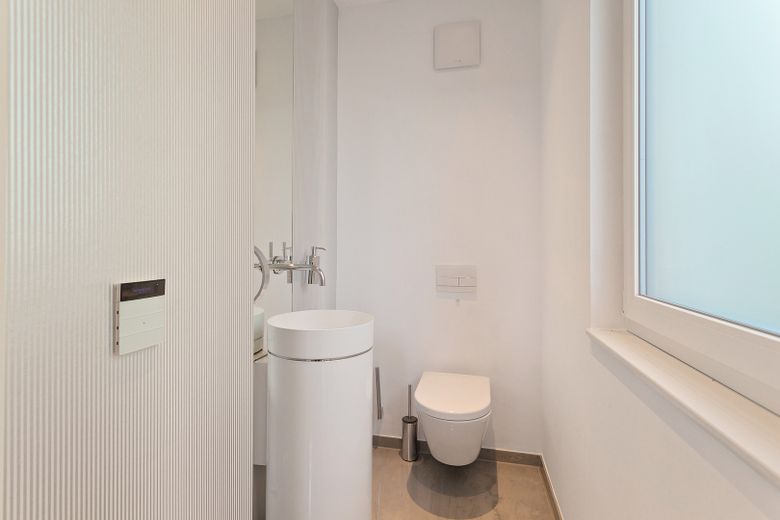 Exklusives Einfamilienhaus mit hochwertiger Ausstattung, 2 PKW Stellplätzen und kleinem Garten – Gäste WC im EG