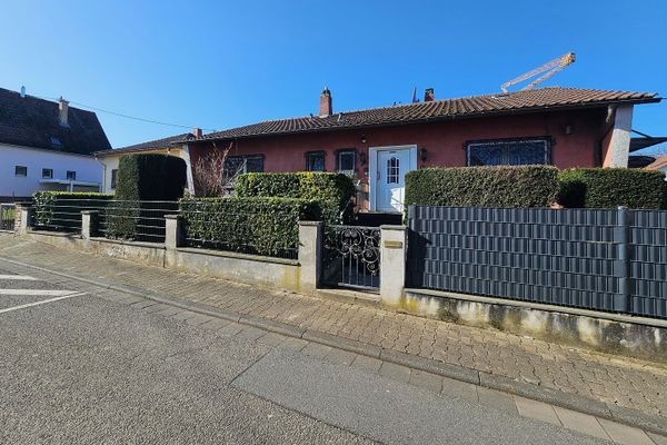Bella casa in stile bungalow con giardino e ampio garage