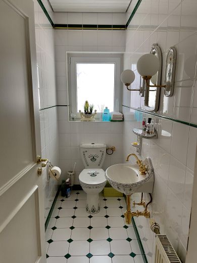 Selten am Mainzer Stadtrand: 6-Zimmer-Haus mit großem Privatgarten – Separates Gäste-WC