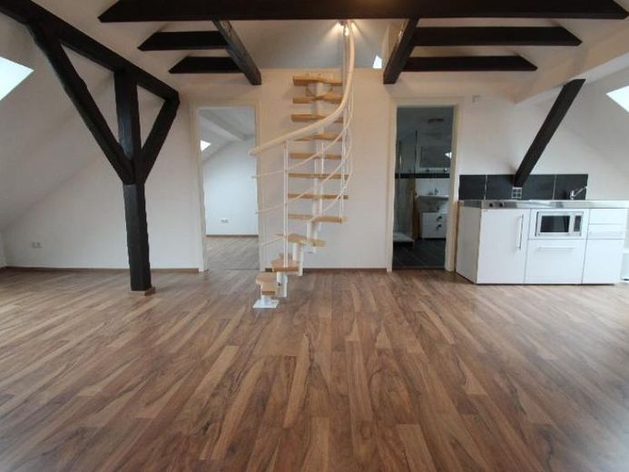 Schicke luxuriöse Dachgeschosswohnung 2 Zimmer Cabriofenster Schlafempore Gartennutzung modernis.MFH – Foto 1