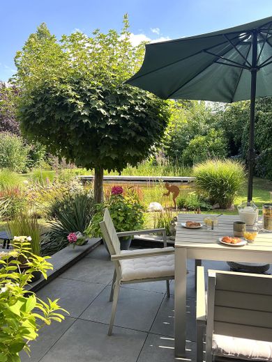 Perfektes Familiendomizil: Zentral wohnen, am Waldrand leben - provisionsfrei – Terrasse vor dem Wohnzimmer