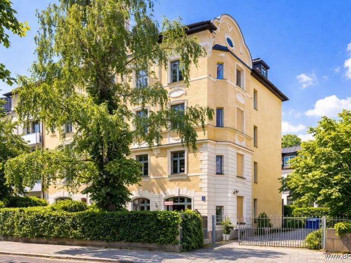 Charmante Altbauwohnung mit Balkon im Münchner Westend – Foto 1